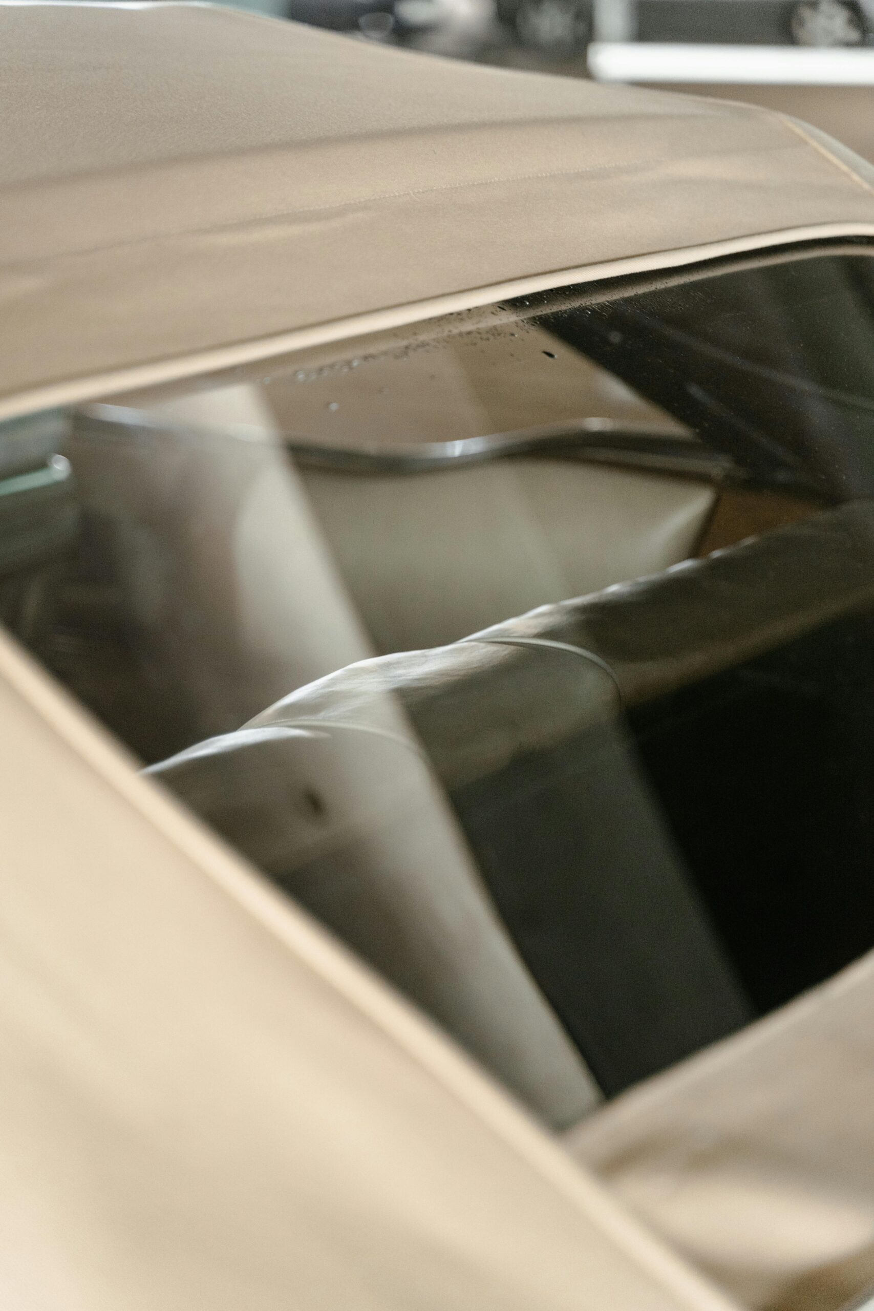 Co należy zrobić w przypadku wybitej szyby w samochodzie?